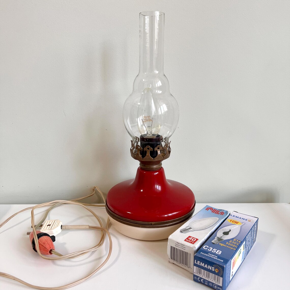 1975 Soviet Electric Kerosene Lamp, Vintage USSR Red Table Light, Rare Slavic Farmhouse Decor, Working Retro Hurricane Lamp, Brass & Glass, Foto 1 von 5