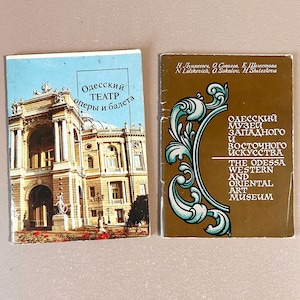 Puede incluir: Dos guías de viaje vintage. La primera tiene una portada azul con el texto "Odessa Opera y Ballet" y una imagen de un edificio. La segunda guía tiene una portada marrón con el texto "The Odessa Western and Oriental Art Museum".