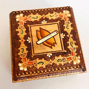 Vintage tschechoslovakische geschnitzte hölzerne Trinketbox - 1960er Jahre Boho-Dekor, Zigarettenschachtel, Schmuckhalter, einzigartiges Geschenk