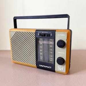 Radio de transistores soviética vintage Alpinist 321, URSS, década de 1980, receptor portátil de onda corta y media onda, electrónica retro, regalo de coleccionista o pieza de exhibición.