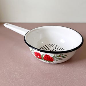 Ancienne passoire en émail, passoire en métal blanc, passoire vintage avec poignée, émaux anciens pour la cuisine, décorations de cuisine - France