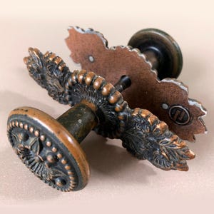 Utsmyckade dörrknoppar par Sovjetiska Sovjetunionen Silumin Koppar Patina VTG Dekorativ Gotisk Blommig Handtag