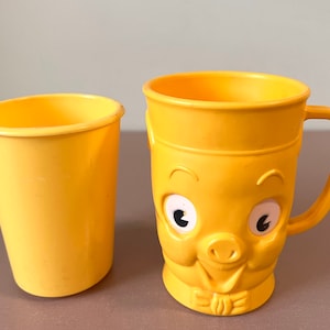 Yellow Soviet Vintage Children's Cartoon Cup Set With Bowtie Piggie Face 1980s Plastic Soviet Toys, Kids Gift, Juguete de colección, URSS