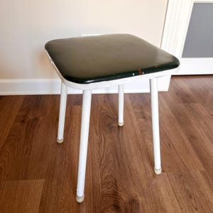 Taburete soviético vintage con asiento de cuero sintético verde y patas de metal, muebles de la URSS de los años 70, decoración retro de mediados de siglo, asientos de cocina de granja.