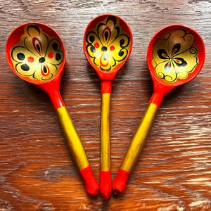 Vintage Khokhloma skedar set med 3 handmålade Sovjetunionen folkkonst trä köksredskap Maximalist dekor