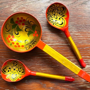 2 vintage Sovjetunionen Khokhloma Rönnbär Folkkonst Lackskedar + Slev, Handmålade Folkkonst Antika Köksredskap, Bladguld, Soppskedar