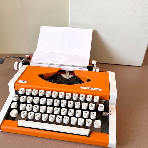 UNIS tbm de Luxe Typewriter, Yugoslavia Manual Typewriter with QWERTZ Keyboard Writing, Olivetti and Nakajima Style Typewriter, 1970s