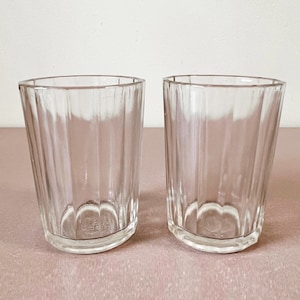 Puede incluir: Un juego de tres tazas de cerámica con un acabado mate moteado. Las tazas son de color crema, gris claro y gris oscuro. Cada taza tiene un diseño simple y minimalista, ideal para café o té.