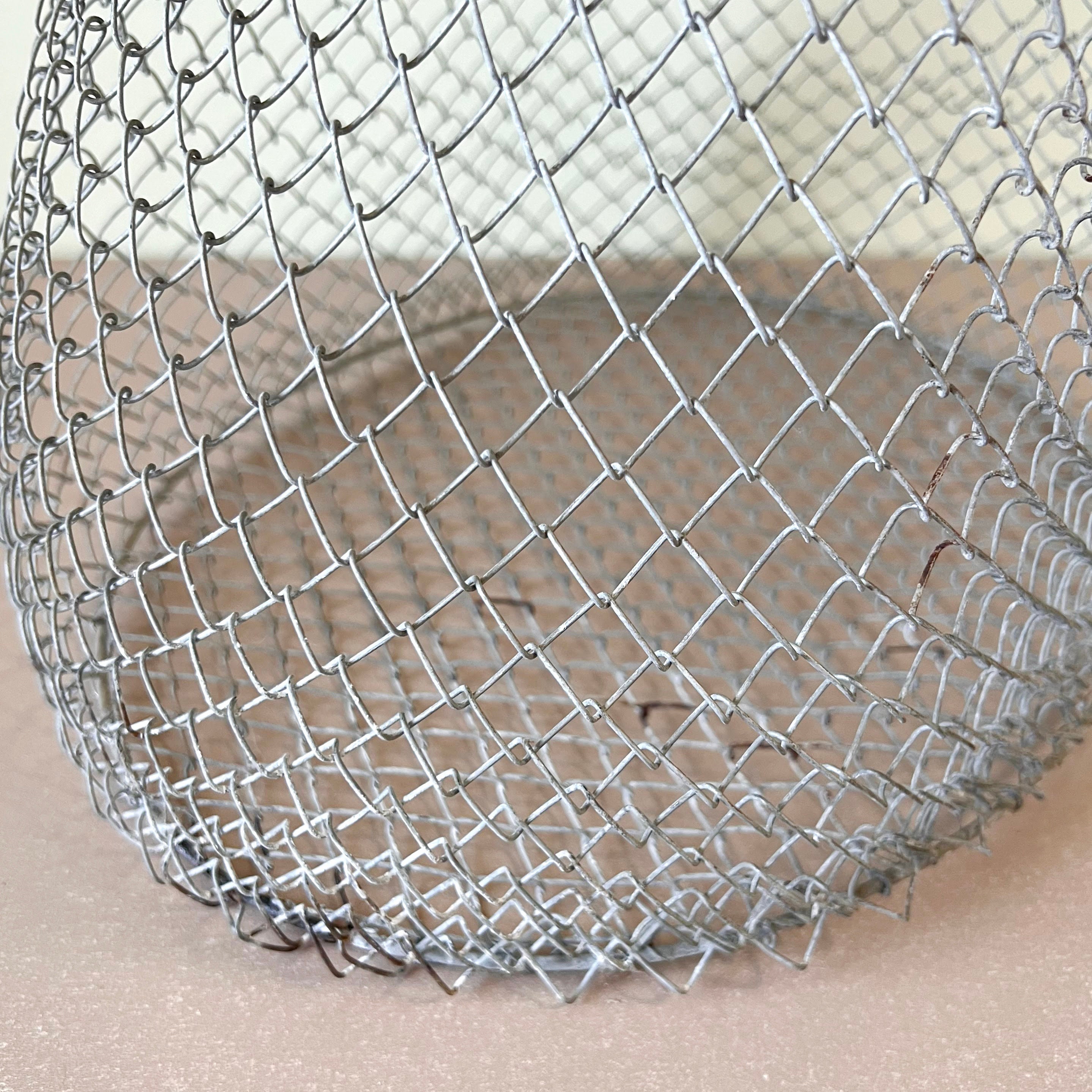 素朴な金属ワイヤーメッシュ釣りバスケット ソビエト