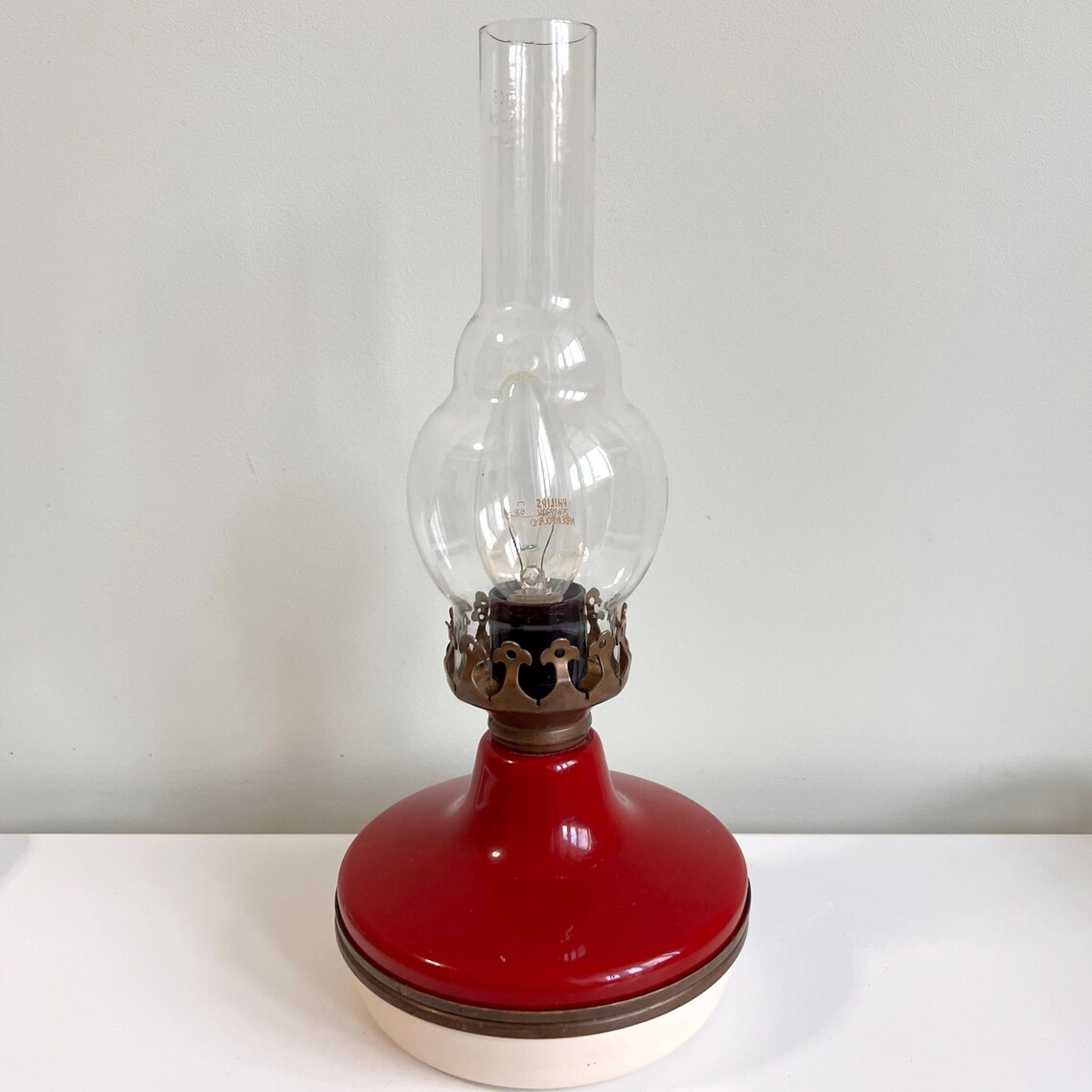 1975 Soviet Electric Kerosene Lamp, Vintage USSR Red Table Light, Rare Slavic Farmhouse Decor, Working Retro Hurricane Lamp, Brass & Glass, Foto 4 von 5