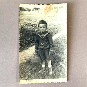 Jovem russo em traje de marinheiro com futebol 1951 Foto em preto e branco Balta Ucrânia URSS