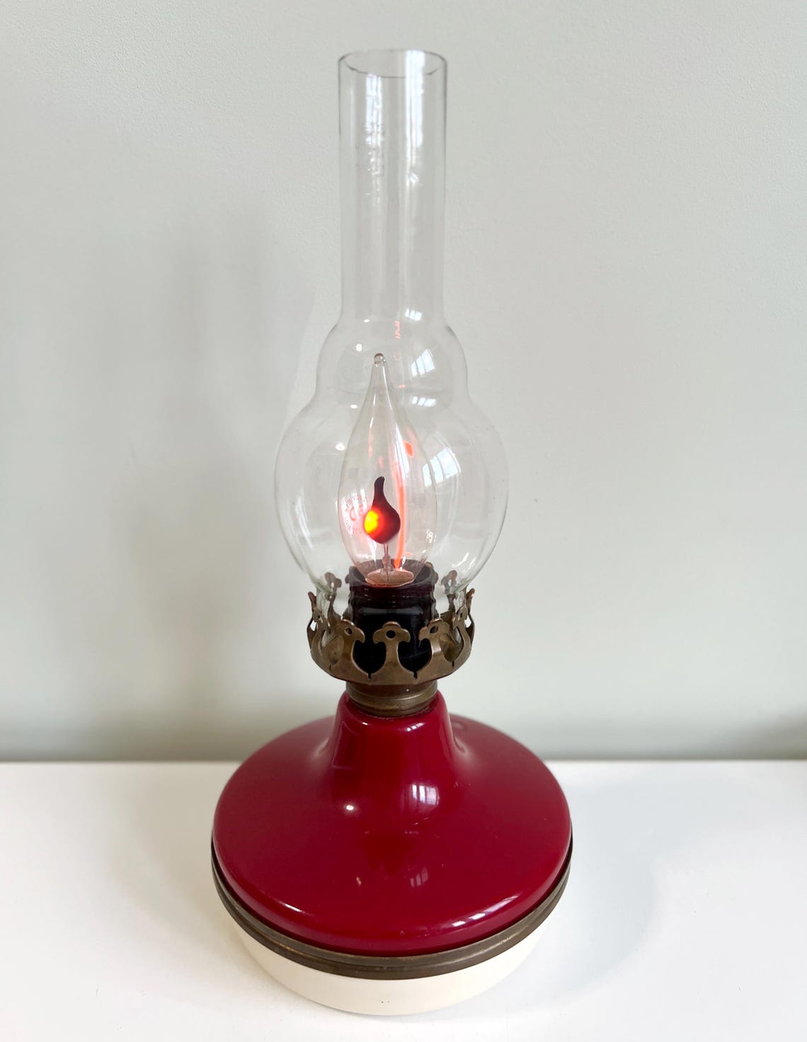 1975 Soviet Electric Kerosene Lamp, Vintage USSR Red Table Light, Rare Slavic Farmhouse Decor, Working Retro Hurricane Lamp, Brass & Glass, Foto 3 von 5
