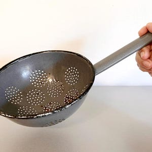 Retro Grey Enamel Strainer Czechoslovakian Colander Kitchenalia Decor Rustic Farmhouse Kitchen Utensil Pasta Sieve Retro Kitchenware SFINX