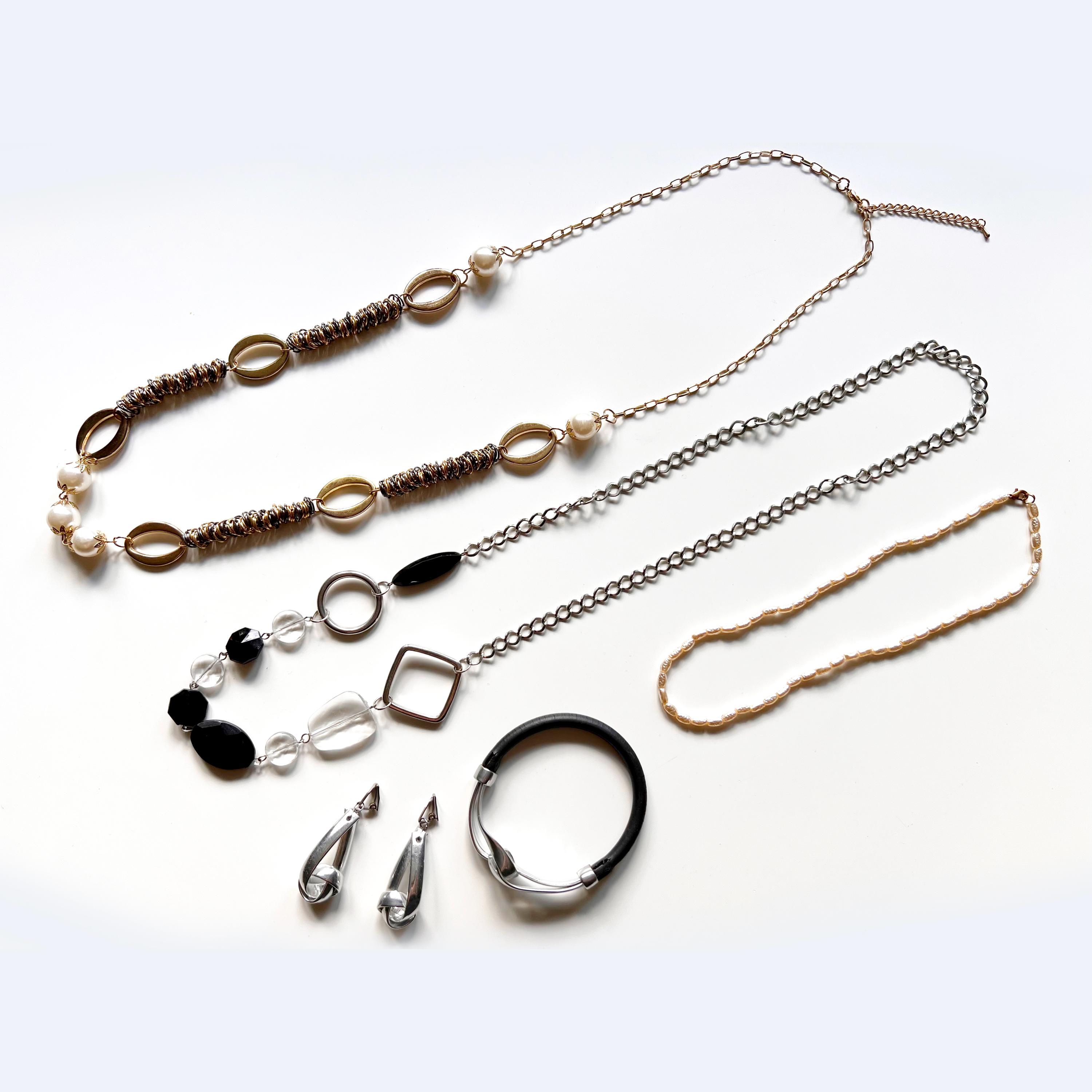 Super Lot De Bijoux Fantaisie : 8 Colliers, 3 Bracelets Et 3 Paires De Boucles D'Oreilles