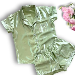 Sage green bride and bridesmaid pajamas, green maid of honour pjs, silk pajamas for bridesmaids,plus size bridesmaid pajamas,