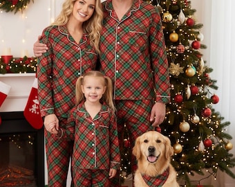 Op de afbeelding: Bijpassende pyjamasets voor het gezin met een klassiek rood, groen en goud ruitpatroon, voorzien van witte biezen langs de kragen, knoopsluitingen en manchetten. De set bestaat uit overhemden met lange mouwen en knopen en bijpassende lange broeken.