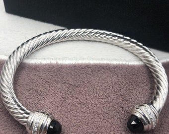 David YurmanPulsera abierta con esmeraldas y diamantes de tres hileras de plata de ley para mujer