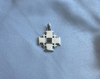 Collana con ciondolo a forma di croce di Gerusalemme e Bibbia in miniatura, in argento 925 con pietra di Eilat. - Italia