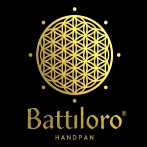 Puede incluir: Un logotipo dorado con un patr&oacute;n geom&eacute;trico que se asemeja a una flor de la vida. El texto "Battiloro" est&aacute; debajo del patr&oacute;n, con la palabra "HANDPAN" en letras m&aacute;s peque&ntilde;as debajo del texto.
