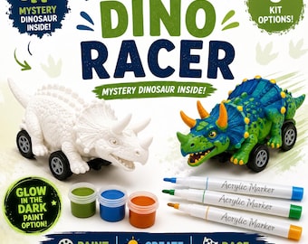 Peut inclure: Un kit Paint Your Own Dino Racer comprenant un jouet tricératops blanc sur roues, un jouet tricératops peint en bleu et vert, trois petits pots de peinture vert, bleu et orange, et trois marqueurs acryliques bleu, vert et orange.