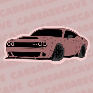 Może przedstawiać: R&oacute;żowy Dodge Challenger SRT Hellcat z czarnymi akcentami i czarnymi felgami. Samoch&oacute;d jest w formacie naklejki.