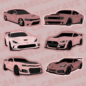 Może przedstawiać: Kolekcja sześciu r&oacute;żowych ilustracji samochod&oacute;w. Samochody to Dodge Challenger, Ford Mustang, Chevrolet Camaro, Dodge Viper, Chevrolet Corvette i Chrysler 300.