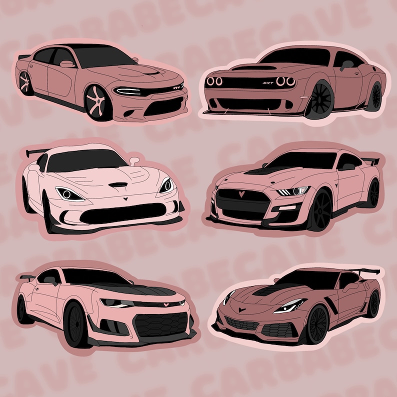 Może przedstawiać: Kolekcja sześciu r&oacute;żowych ilustracji samochod&oacute;w. Samochody to Dodge Challenger, Ford Mustang, Chevrolet Camaro, Dodge Viper, Chevrolet Corvette i Chrysler 300.