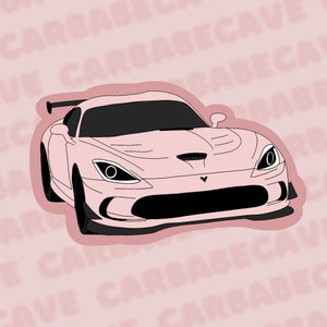 Może przedstawiać: R&oacute;żowy samoch&oacute;d sportowy Dodge Viper z czarnymi akcentami i czarnym wnętrzem. Samoch&oacute;d znajduje się na r&oacute;żowym tle z powtarzającym się wzorem słowa "carbabe".
