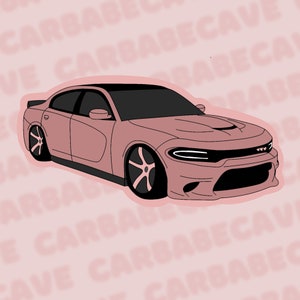 Może przedstawiać: R&oacute;żowy Dodge Charger z czarnymi akcentami i czarnymi kołami. Samoch&oacute;d znajduje się na r&oacute;żowym tle z powtarzającym się słowem "CARBABECAVE".