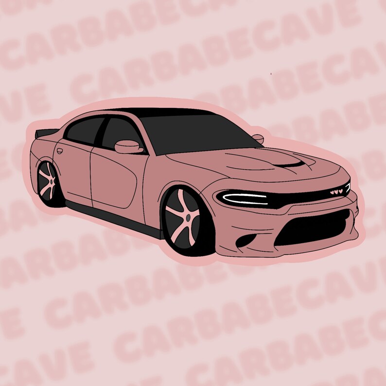 Może przedstawiać: R&oacute;żowy Dodge Charger z czarnymi akcentami i czarnymi kołami. Samoch&oacute;d znajduje się na r&oacute;żowym tle z powtarzającym się słowem "CARBABECAVE".