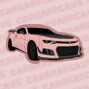 Może przedstawiać: R&oacute;żowy Chevrolet Camaro z czarnymi akcentami i sercowatym emblematem na grillu.