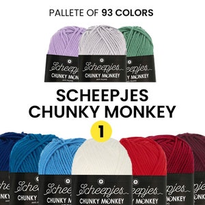 Könnte beinhalten: Eine Sammlung von Garnknäuel in verschiedenen Farben, darunter Lila, Grau, Grün, Blau, Weiß, Rot und Burgunderrot. Das Garn ist mit "Scheepjes Chunky Monkey" gekennzeichnet und Teil einer Palette von 93 Farben.