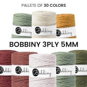 Può includere: Una collezione di 30 colori di corda di cotone a 3 capi da 5 mm, ogni rotolo è etichettato con il nome del marchio "Bobbiny".