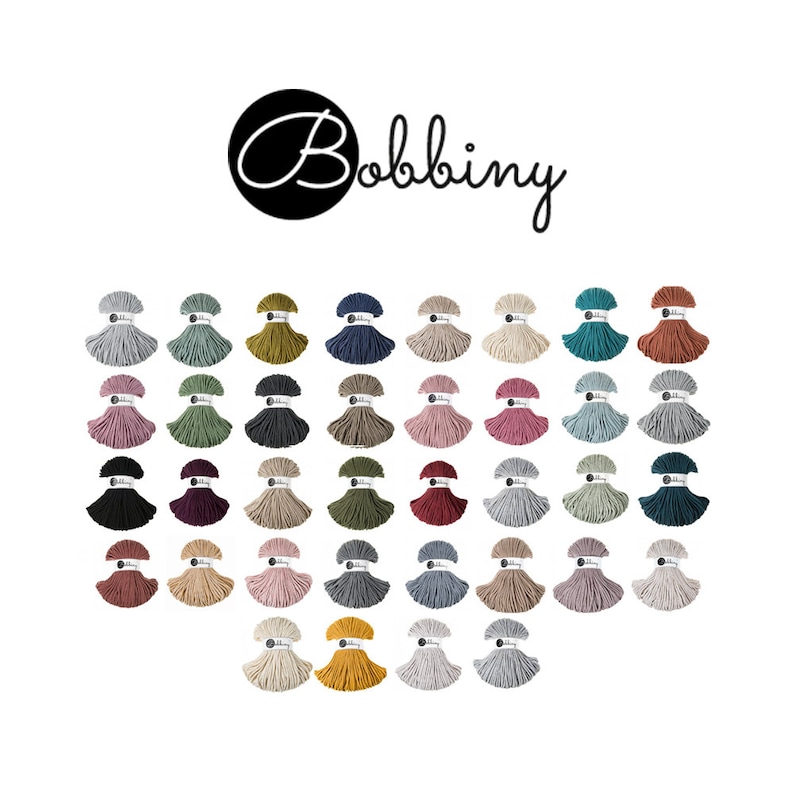 Puede incluir: Una variedad de colores de cuerda de algod&oacute;n, dispuestos en un patr&oacute;n de cuadr&iacute;cula. La cuerda es en tonos de azul, verde, marr&oacute;n, rojo, rosa, gris y amarillo. La cuerda est&aacute; etiquetada "Bobbiny".