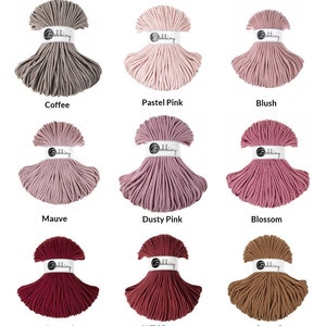 Puede incluir: Nueve carretes de cuerda de algod&oacute;n en varios tonos de rosa, rojo y marr&oacute;n. Los carretes est&aacute;n etiquetados con el nombre de la marca "Bobbiny" y el nombre del color. Los colores son: Caf&eacute;, Rosa pastel, Rubor, Malva, Rosa polvoriento, Flor, Vino tinto, Rosa salvaje y Caramelo.
