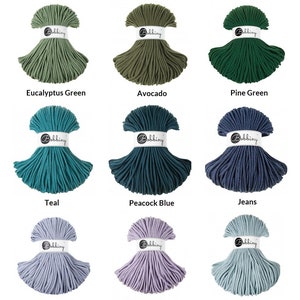 Puede incluir: Nueve carretes de cuerda de algod&oacute;n en varios colores, incluyendo verde eucalipto, aguacate, verde pino, azul verdoso, azul pavo real, vaquero, iris, lavanda y brumoso. Cada carrete est&aacute; etiquetado con la palabra "Bobbiny".