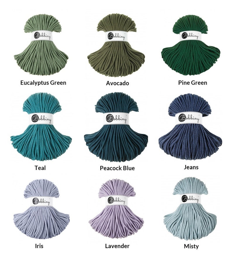 Puede incluir: Nueve carretes de cuerda de algod&oacute;n en varios colores, incluyendo verde eucalipto, aguacate, verde pino, azul verdoso, azul pavo real, vaquero, iris, lavanda y brumoso. Cada carrete est&aacute; etiquetado con la palabra "Bobbiny".