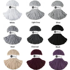 Puede incluir: Nueve carretes de cuerda de algod&oacute;n en varios colores, incluyendo blanco, gris claro, plateado, acero, carb&oacute;n, negro, beige c&aacute;lido, burdeos y violeta. Cada carrete est&aacute; etiquetado con la palabra "Bobbing".