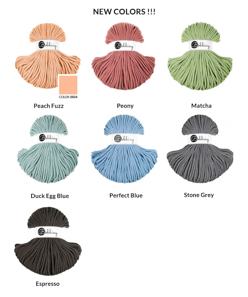 Puede incluir: Seis carretes de cuerda de algod&oacute;n en diferentes colores: melocot&oacute;n, peon&iacute;a, matcha, azul huevo de pato, azul perfecto y gris piedra. Los carretes est&aacute;n etiquetados con el nombre del color y la marca "Bobbiny".