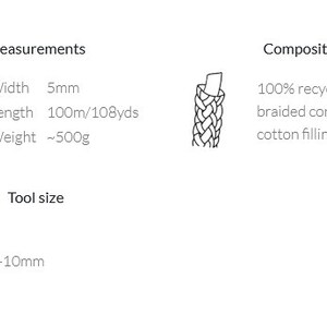 Puede incluir: Un dibujo en blanco y negro de una regla, un cord&oacute;n trenzado y un ganchillo. El texto "Measurements", "Width 5mm", "Length 100m/108yds", "Weight ~500g", "Composition", "100% recycled cotton", "braided cord", "cotton filling", "Tool size", y "8-10mm" tambi&eacute;n est&aacute; incluido en la imagen.