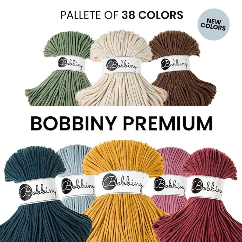 Puede incluir: Una colecci&oacute;n de 38 colores de cord&oacute;n de algod&oacute;n, etiquetado como "Bobbiny Premium". Los colores incluyen natural, verde, marr&oacute;n, azul verdoso, azul, amarillo, rosa y rojo.