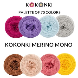 Könnte beinhalten: Eine Sammlung von 70 Farben Kokonki Merino Mono Garn. Das Garn wird in Knäuel in verschiedenen Farben gezeigt, darunter Rosa, Lila, Blau, Grau, Braun, Beige und Gelb.