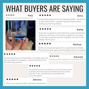 K&ouml;nnte beinhalten: Ein graviertes Glas mit einem Foto eines Paares, gehalten von einer Hand. Das Bild ist von Kundenbewertungen mit F&uuml;nf-Sterne-Bewertungen umgeben. Der Text "WHAT BUYERS ARE SAYING" steht oben.