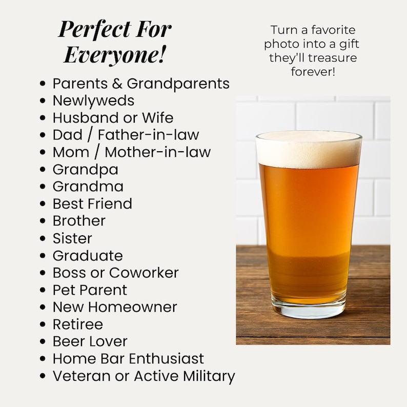 K&ouml;nnte beinhalten: Ein Pintglas mit bernsteinfarbenem Bier und Schaum, auf einer Holzoberfl&auml;che. Das Bild enth&auml;lt den Text "Perfect For Everyone!" und listet Geschenkempf&auml;nger auf. Der Text lautet auch "Verwandeln Sie ein Lieblingsfoto in ein Geschenk, das sie f&uuml;r immer sch&auml;tzen werden!"