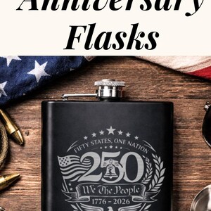 K&ouml;nnte beinhalten: Schwarze Edelstahl-Flachm&auml;nner mit patriotischen Designs, die 250 Jahre amerikanische Freiheit feiern. Jeder Flachmann hat lasergravierte Grafiken, darunter Adler, Flaggen und die Jahre 1776-2026. Ein tolles Geschenk.