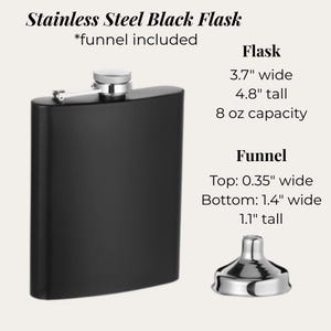 K&ouml;nnte beinhalten: Eine schwarze Edelstahlflasche mit silbernem Verschluss und Scharnier, sowie einem silbernen Trichter. Die Flasche ist 9,4 cm breit, 12,2 cm hoch und hat ein Fassungsverm&ouml;gen von 237 ml. Trichter inklusive.