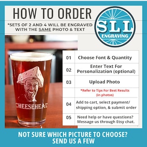 K&ouml;nnte beinhalten: Ein Bierglas mit Bier, das ein graviertes Bild einer Person mit einem K&auml;sekopfhut zeigt. Auf dem Glas steht das Wort "CHEESEHEAD". Das Bild enth&auml;lt auch Anweisungen zur Bestellung eines kundenspezifischen gravierten Artikels.