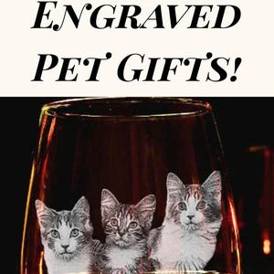 K&ouml;nnte beinhalten: Das Bild zeigt personalisierte, gravierte Haustiergeschenke. Es zeigt drei Weingl&auml;ser, jedes mit einem gravierten Bild eines Hundes oder Katzen. Der Text "BEST CUSTOM ENGRAVED PET GIFTS!" ist ebenfalls sichtbar.