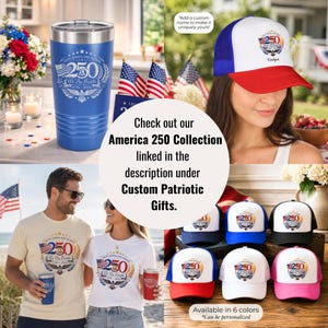 K&ouml;nnte beinhalten: Werbebild mit patriotischen Artikeln. Gezeigt werden ein blauer Becher, T-Shirts und Trucker-H&uuml;te, alle mit einem "250"-Logo und dem Text "We The People". Die H&uuml;te sind in sechs Farben erh&auml;ltlich und k&ouml;nnen personalisiert werden.