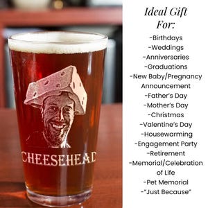 K&ouml;nnte beinhalten: Ein Bierglas gef&uuml;llt mit Bier, mit einem ge&auml;tzten Design einer Person, die einen K&auml;sekopf-Hut tr&auml;gt. Das Wort "CHEESEHEAD" ist darunter ge&auml;tzt. Das Glas ist ein Geschenk f&uuml;r verschiedene Anl&auml;sse.
